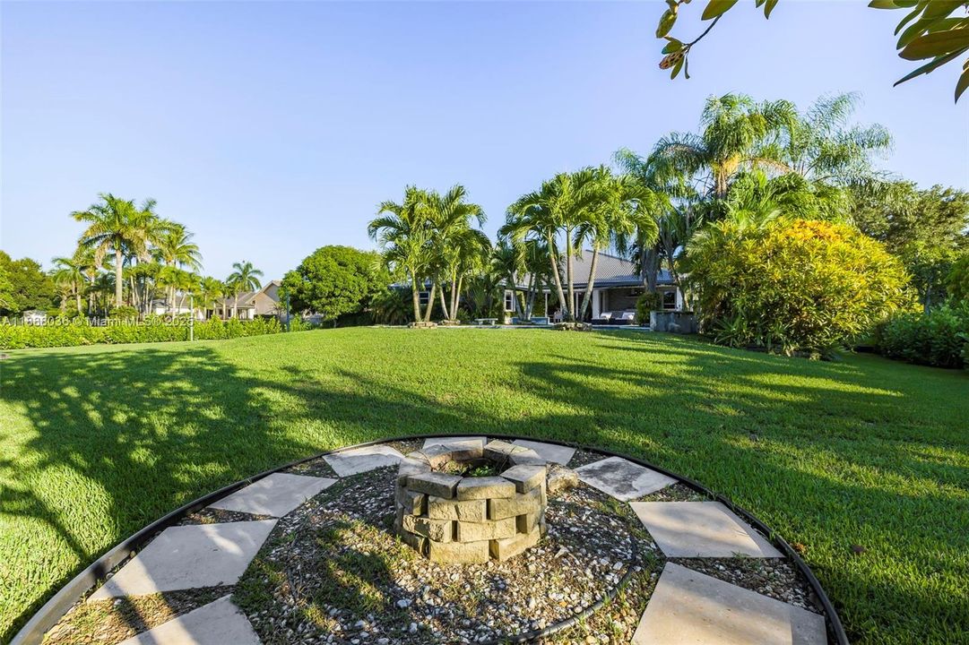 合同活跃: $1,474,000 (4 贝兹, 3 浴室, 3560 平方英尺)