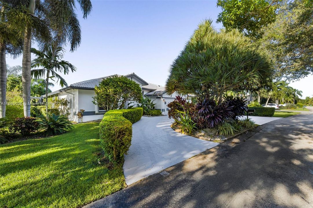 合同活跃: $1,474,000 (4 贝兹, 3 浴室, 3560 平方英尺)