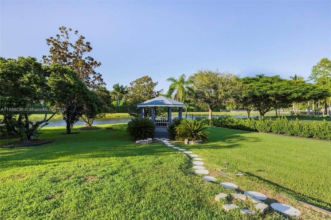 合同活跃: $1,474,000 (4 贝兹, 3 浴室, 3560 平方英尺)