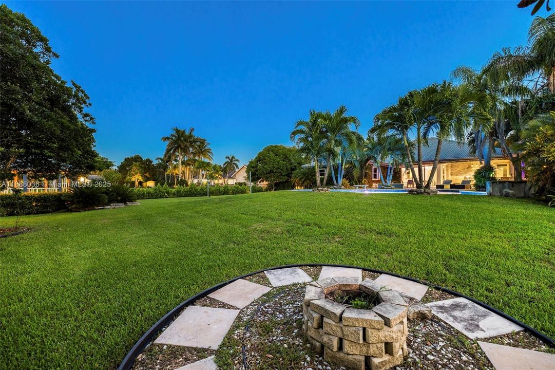 合同活跃: $1,474,000 (4 贝兹, 3 浴室, 3560 平方英尺)