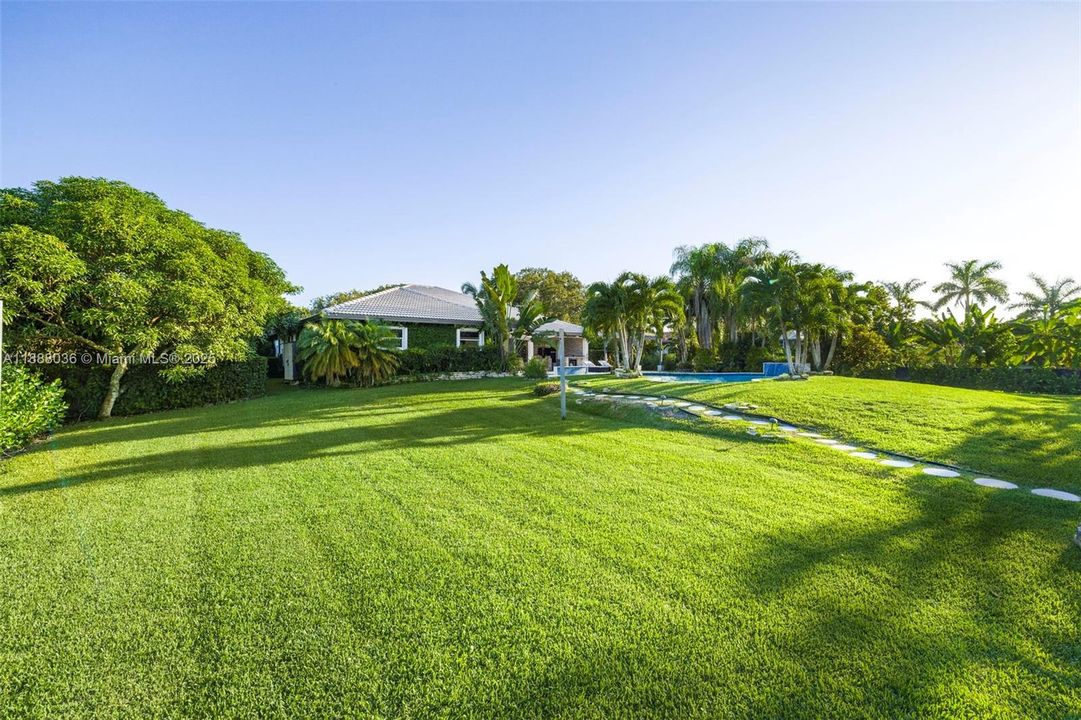 合同活跃: $1,474,000 (4 贝兹, 3 浴室, 3560 平方英尺)