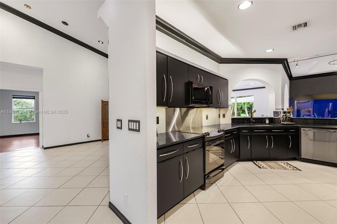 合同活跃: $1,474,000 (4 贝兹, 3 浴室, 3560 平方英尺)