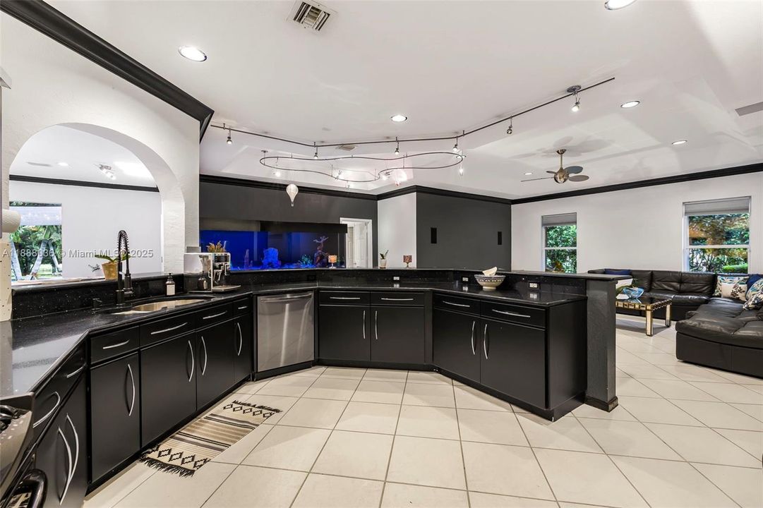 合同活跃: $1,474,000 (4 贝兹, 3 浴室, 3560 平方英尺)