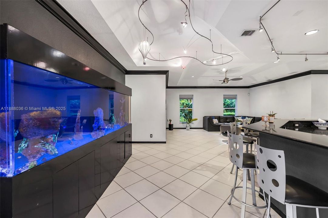 合同活跃: $1,474,000 (4 贝兹, 3 浴室, 3560 平方英尺)