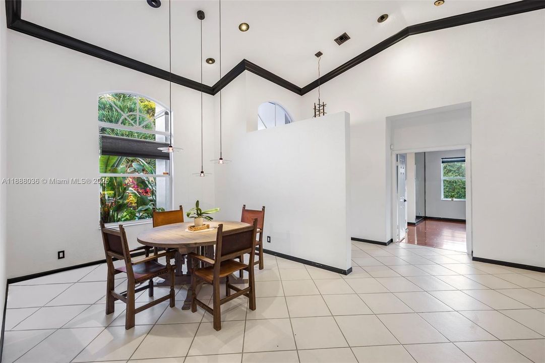 合同活跃: $1,474,000 (4 贝兹, 3 浴室, 3560 平方英尺)