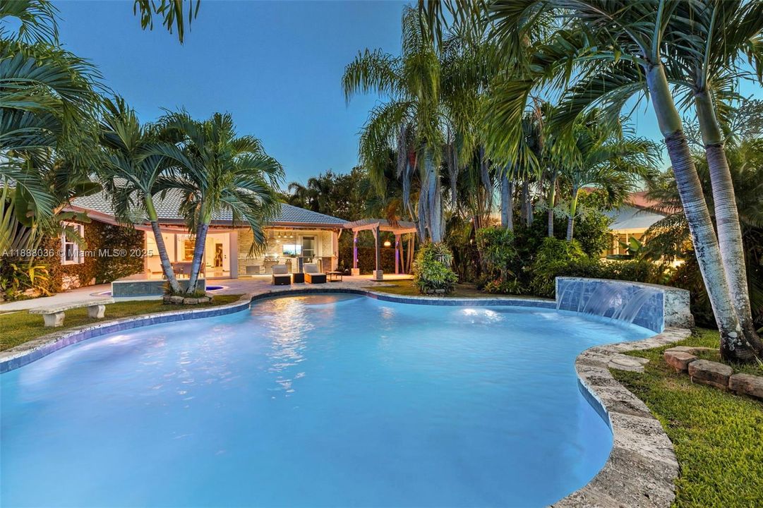 合同活跃: $1,474,000 (4 贝兹, 3 浴室, 3560 平方英尺)