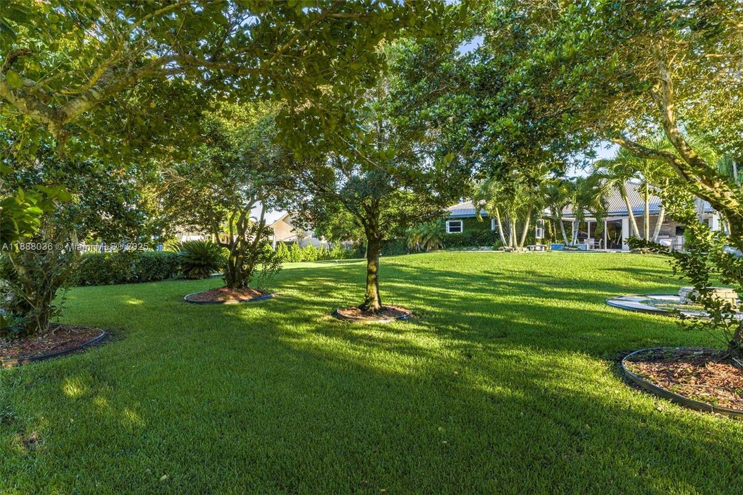 合同活跃: $1,474,000 (4 贝兹, 3 浴室, 3560 平方英尺)