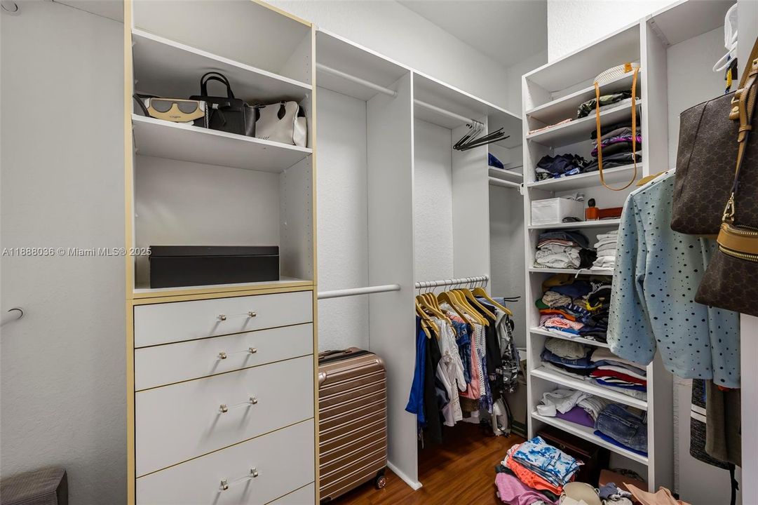 合同活跃: $1,474,000 (4 贝兹, 3 浴室, 3560 平方英尺)