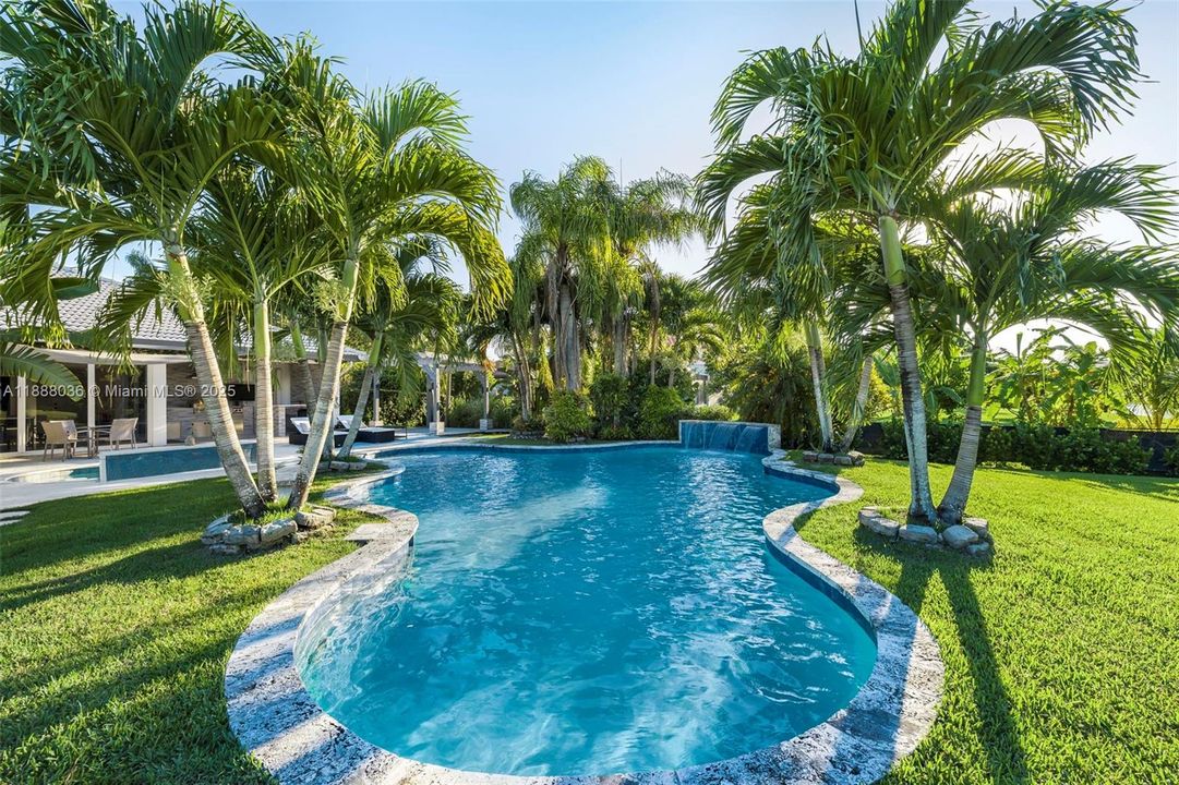 合同活跃: $1,474,000 (4 贝兹, 3 浴室, 3560 平方英尺)