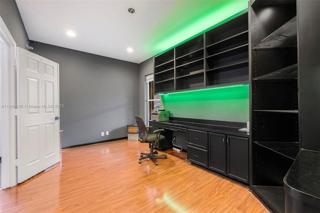 合同活跃: $1,474,000 (4 贝兹, 3 浴室, 3560 平方英尺)