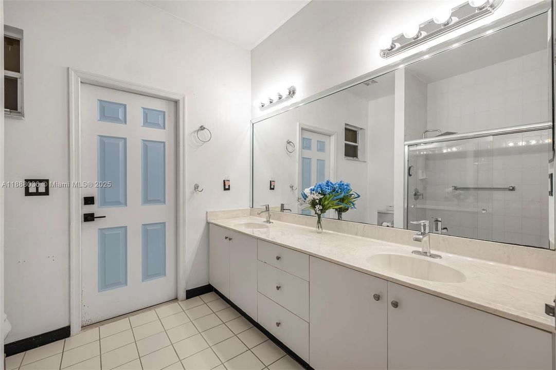 合同活跃: $1,474,000 (4 贝兹, 3 浴室, 3560 平方英尺)