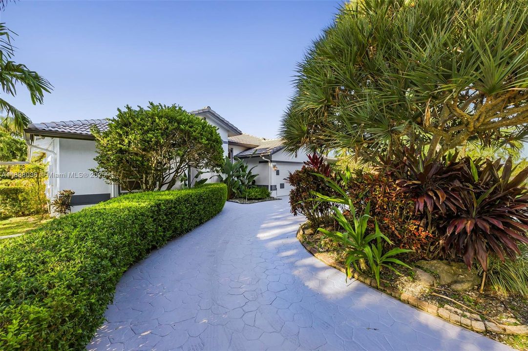 合同活跃: $1,474,000 (4 贝兹, 3 浴室, 3560 平方英尺)