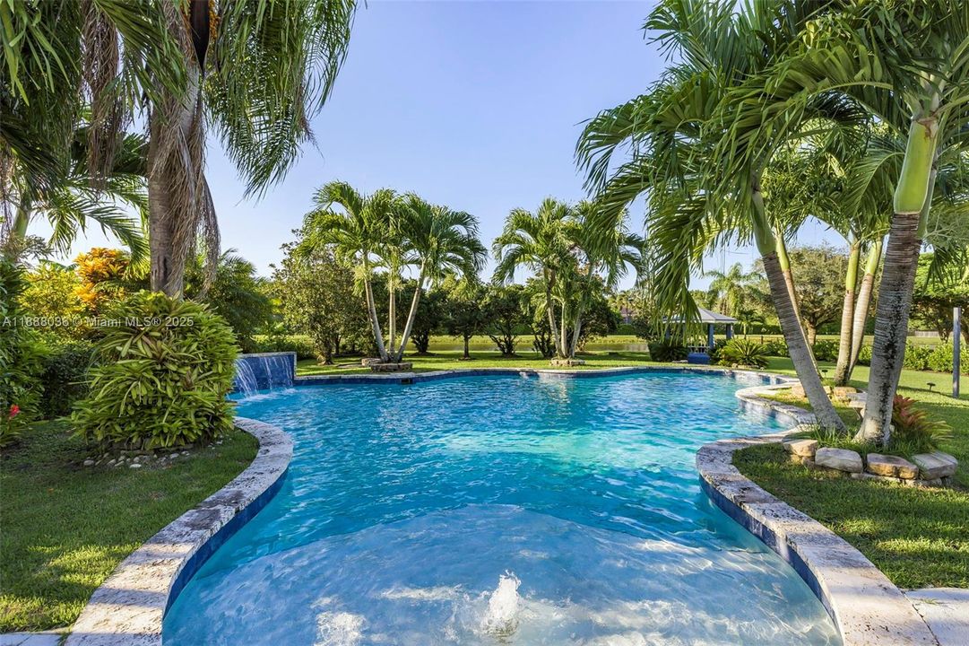 合同活跃: $1,474,000 (4 贝兹, 3 浴室, 3560 平方英尺)