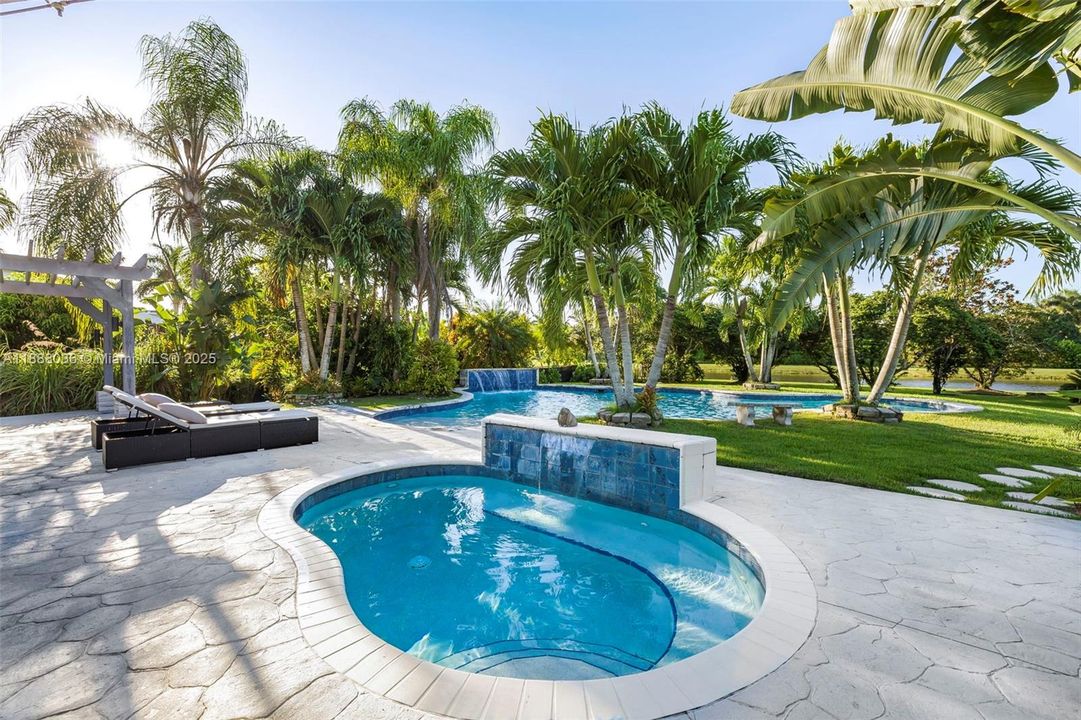 合同活跃: $1,474,000 (4 贝兹, 3 浴室, 3560 平方英尺)