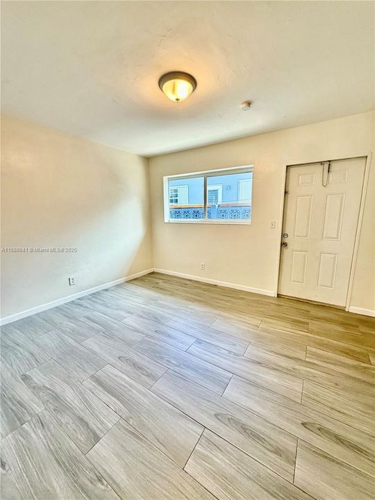 Active With Contract: $1,600 (1 beds, 1 baths, 630 Square Feet)