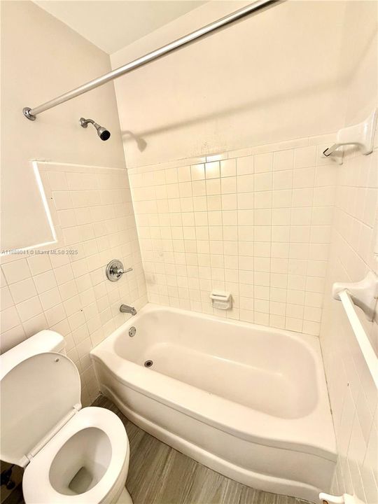 Active With Contract: $1,600 (1 beds, 1 baths, 630 Square Feet)