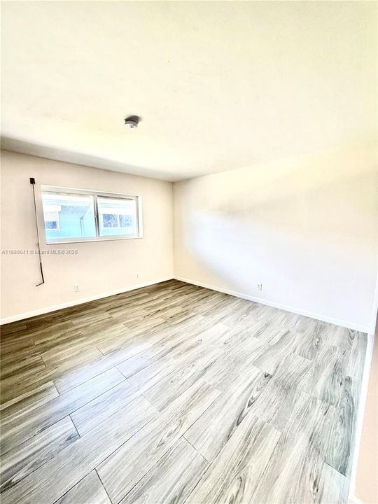 Active With Contract: $1,600 (1 beds, 1 baths, 630 Square Feet)