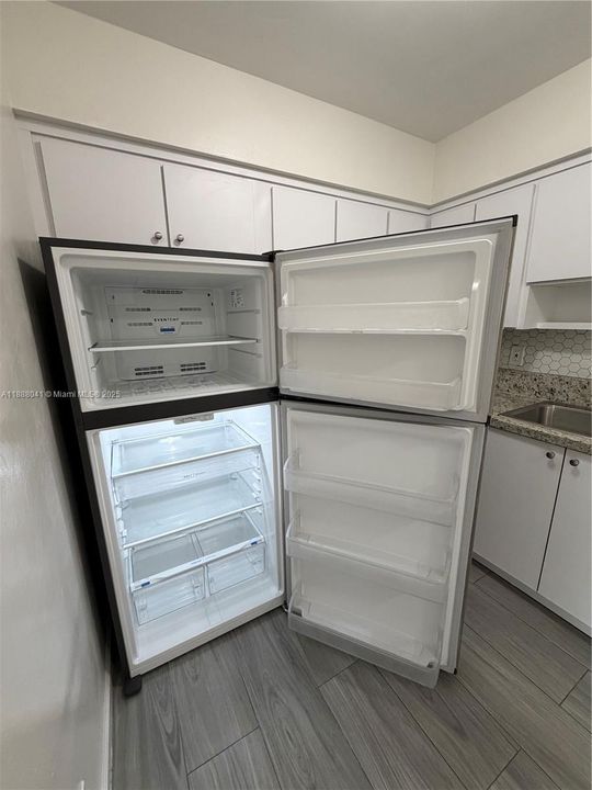 Active With Contract: $1,600 (1 beds, 1 baths, 630 Square Feet)