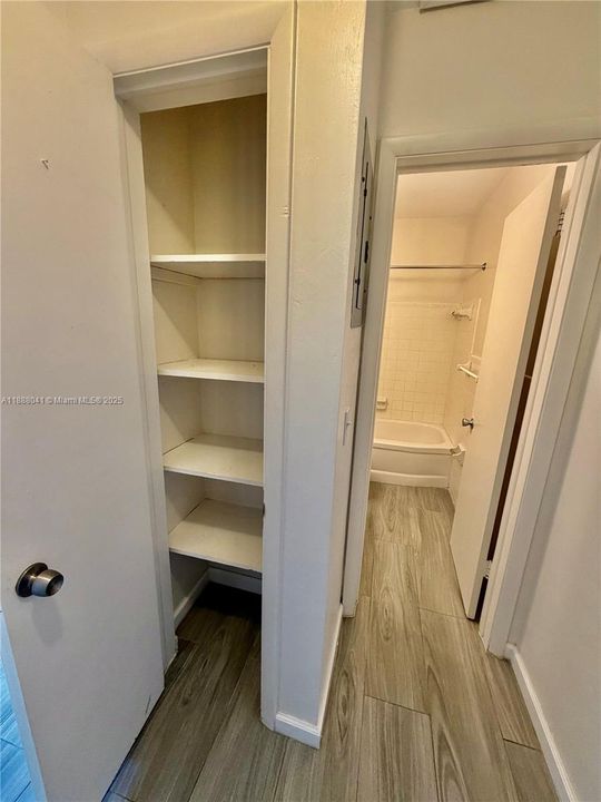 Active With Contract: $1,600 (1 beds, 1 baths, 630 Square Feet)