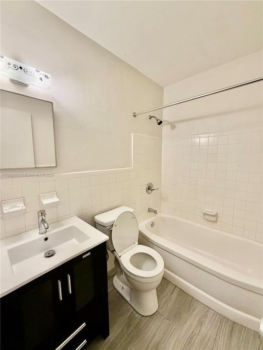 Active With Contract: $1,600 (1 beds, 1 baths, 630 Square Feet)