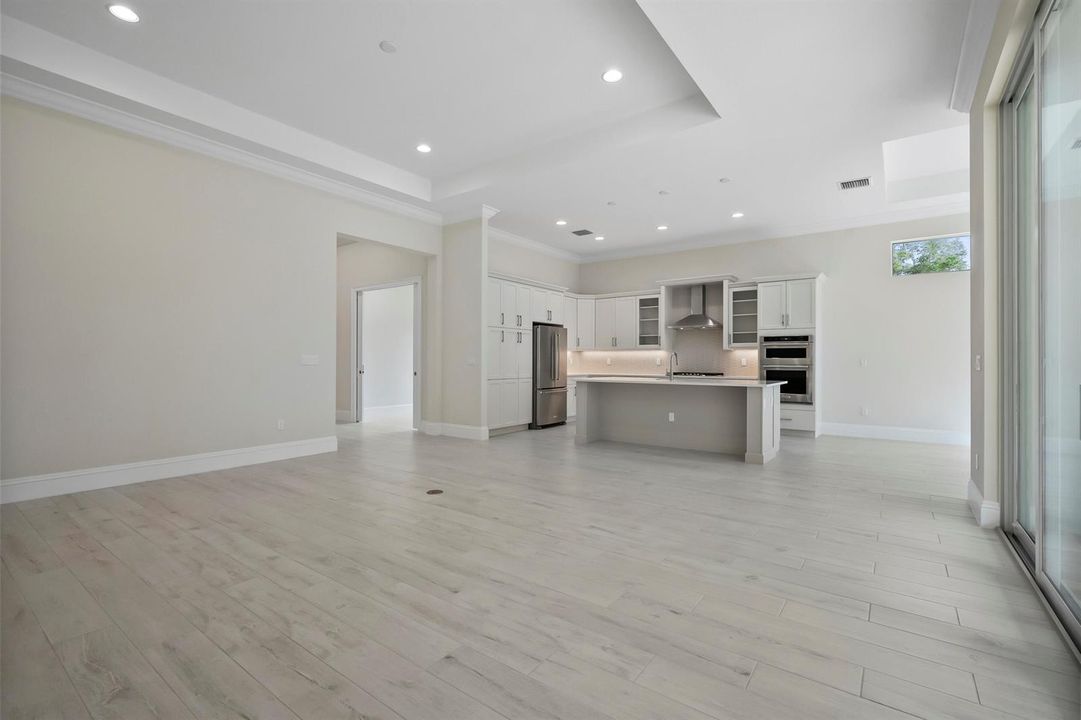 4232 Montagu Ave_Amaryllis_Lot 15_20