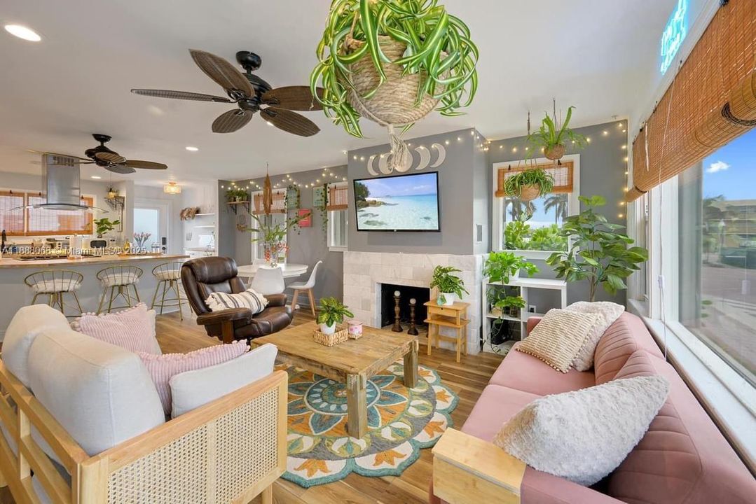 For Rent: $3,800 (2 beds, 1 baths, 806 Square Feet)