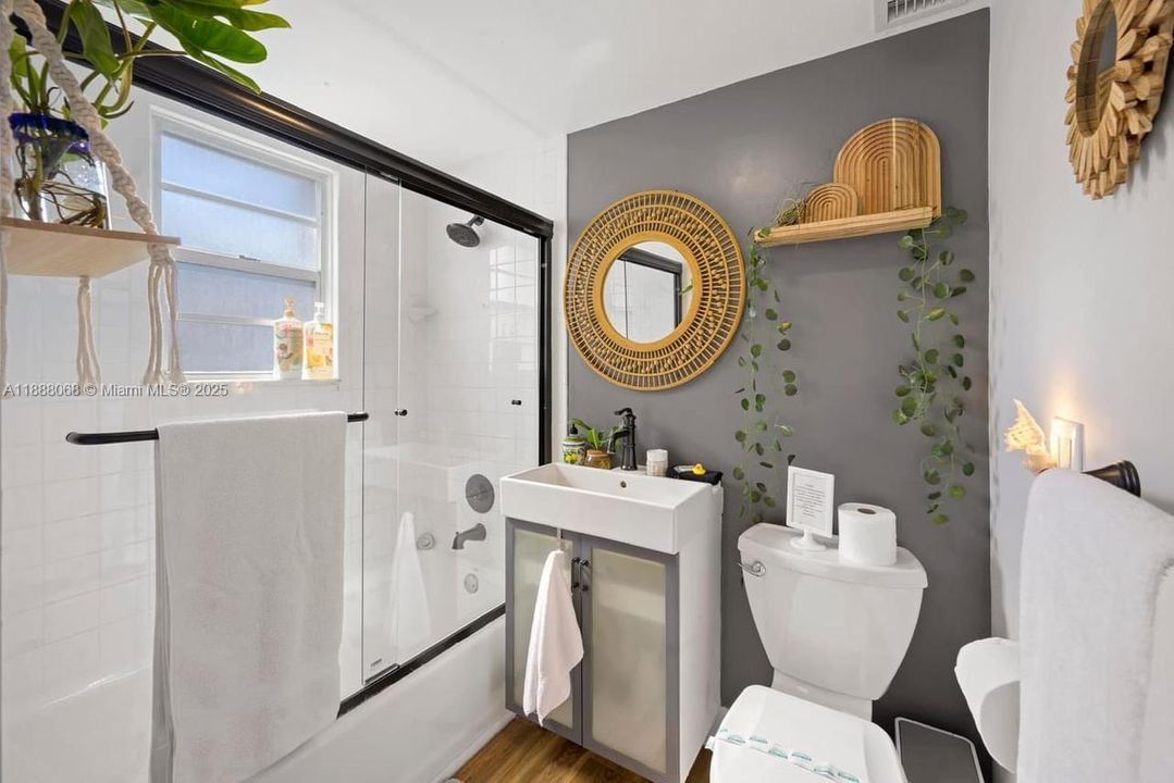 For Rent: $3,800 (2 beds, 1 baths, 806 Square Feet)