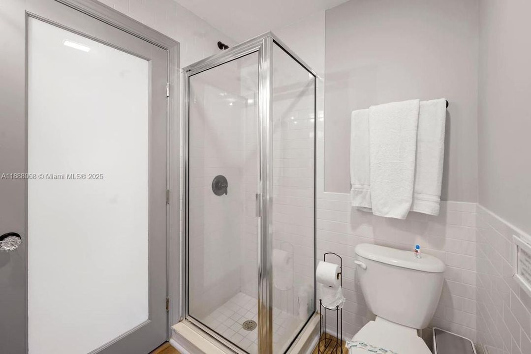 For Rent: $3,800 (2 beds, 1 baths, 806 Square Feet)