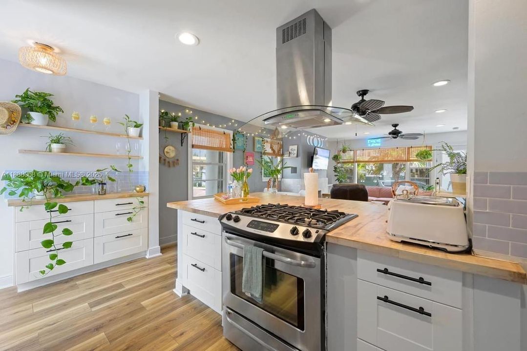 For Rent: $3,800 (2 beds, 1 baths, 806 Square Feet)