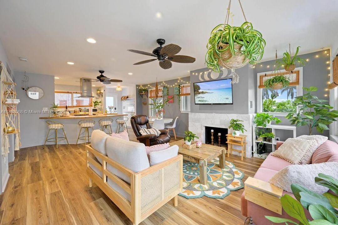 For Rent: $3,800 (2 beds, 1 baths, 806 Square Feet)