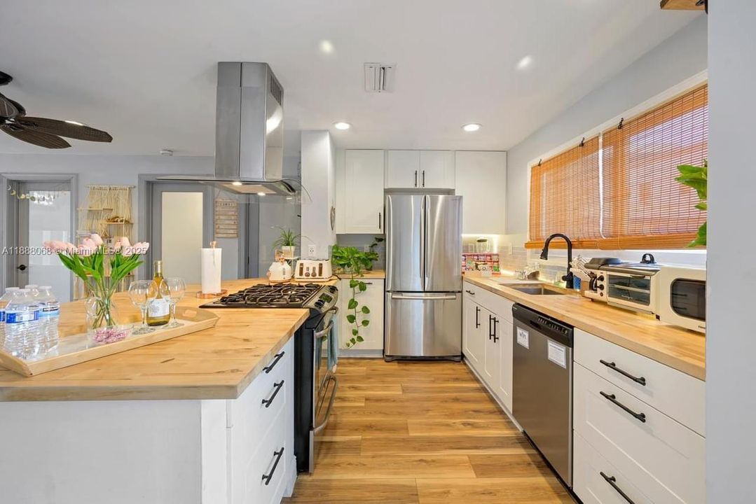 For Rent: $3,800 (2 beds, 1 baths, 806 Square Feet)