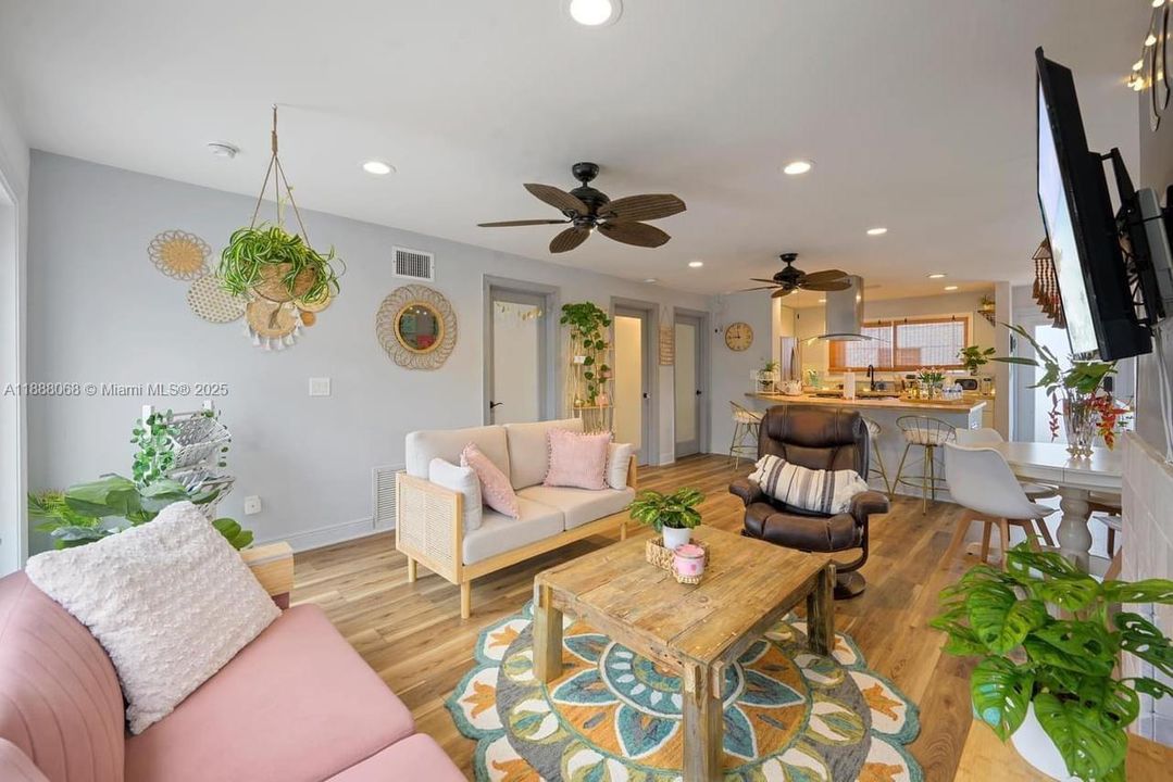 For Rent: $3,800 (2 beds, 1 baths, 806 Square Feet)