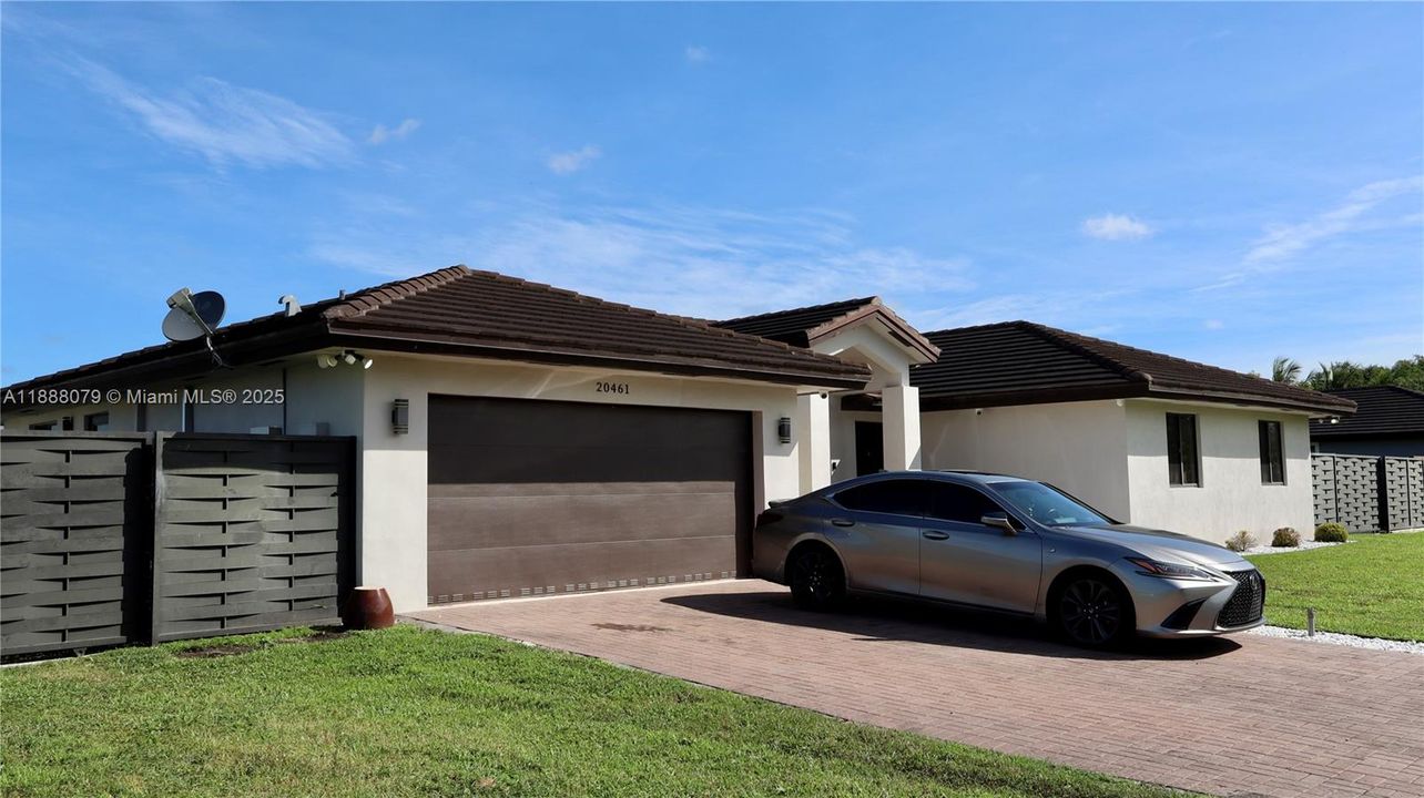 待售: $925,000 (5 贝兹, 3 浴室, 2136 平方英尺)