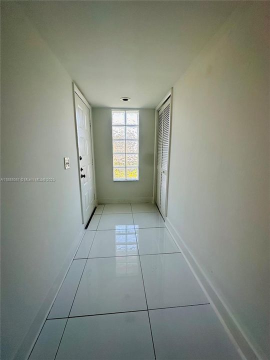 For Sale: $299,999 (2 beds, 2 baths, 1220 Square Feet)