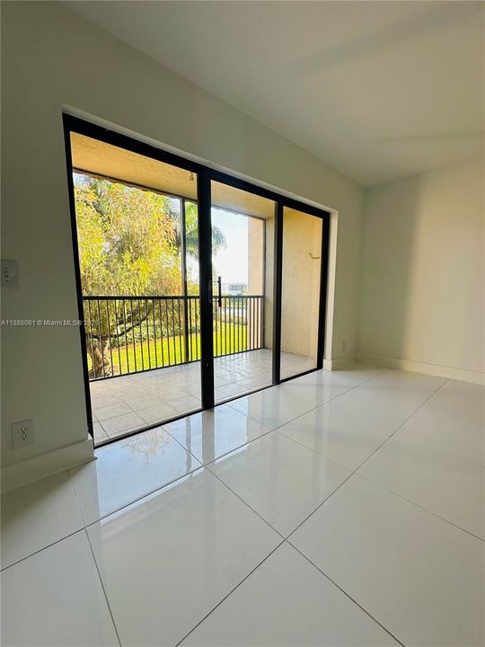 For Sale: $299,999 (2 beds, 2 baths, 1220 Square Feet)