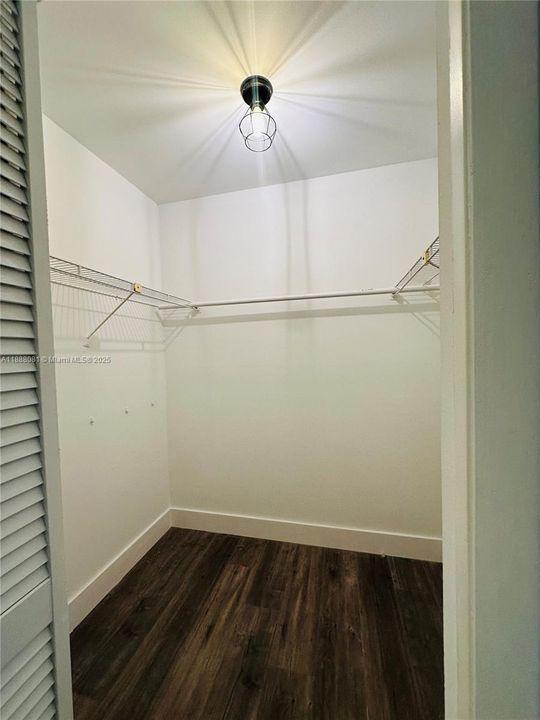 For Sale: $299,999 (2 beds, 2 baths, 1220 Square Feet)