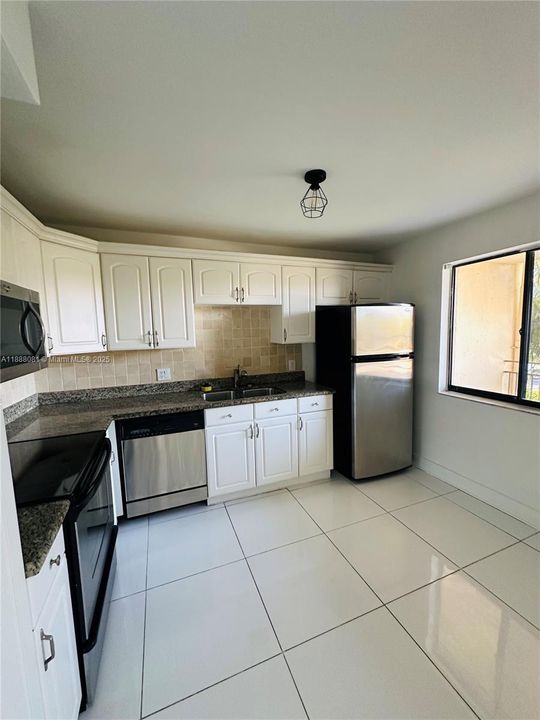 For Sale: $299,999 (2 beds, 2 baths, 1220 Square Feet)