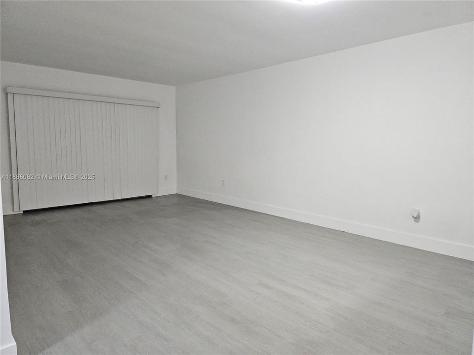 Active With Contract: $139,900 (2 beds, 2 baths, 959 Square Feet)