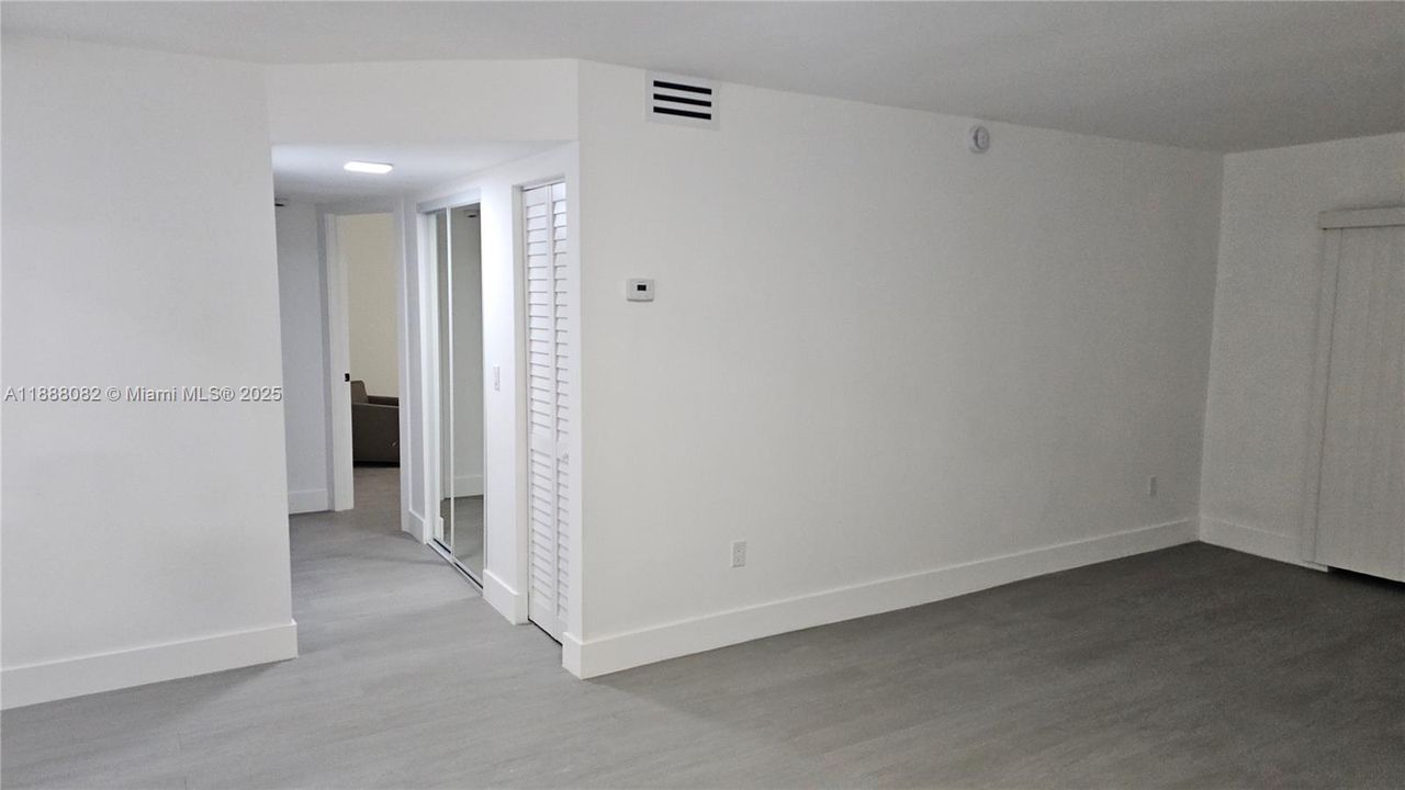 Active With Contract: $139,900 (2 beds, 2 baths, 959 Square Feet)