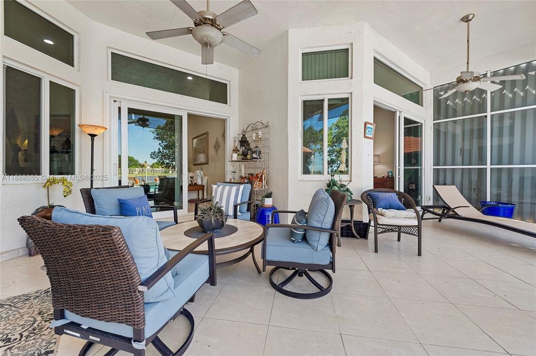 合同活跃: $1,099,000 (4 贝兹, 3 浴室, 2590 平方英尺)