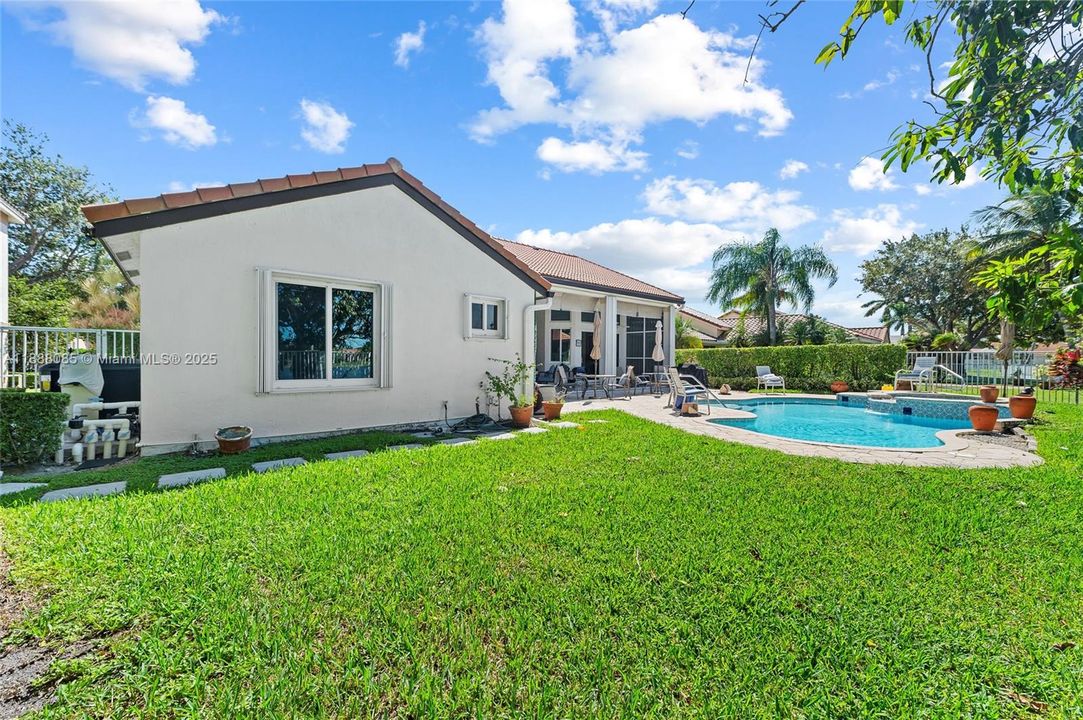 合同活跃: $1,099,000 (4 贝兹, 3 浴室, 2590 平方英尺)