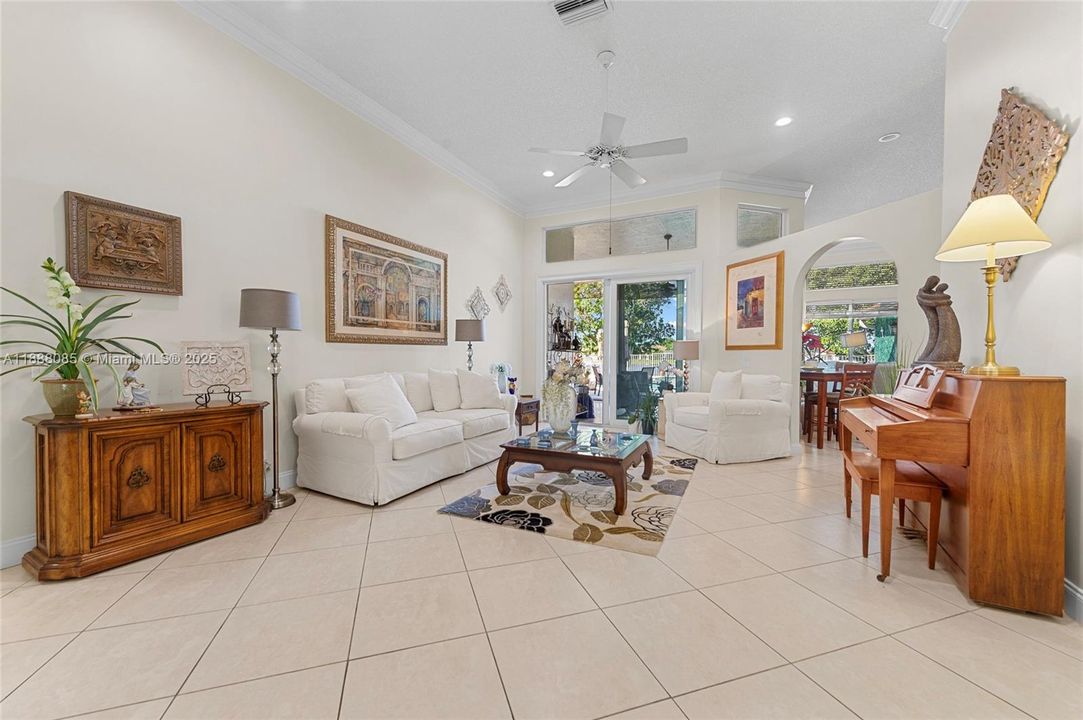 合同活跃: $1,099,000 (4 贝兹, 3 浴室, 2590 平方英尺)