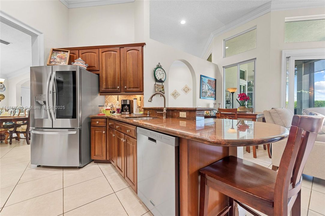 合同活跃: $1,099,000 (4 贝兹, 3 浴室, 2590 平方英尺)