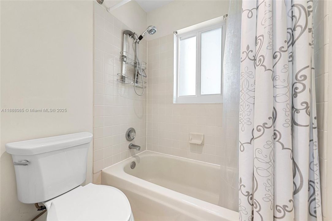 合同活跃: $1,099,000 (4 贝兹, 3 浴室, 2590 平方英尺)