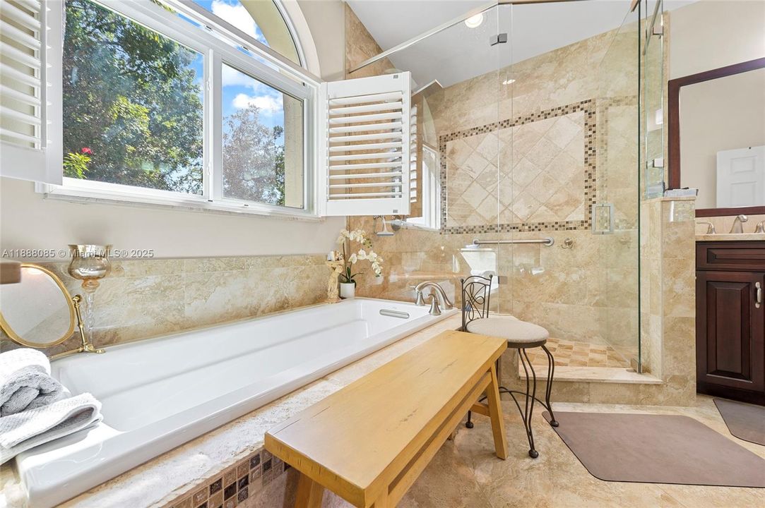 合同活跃: $1,099,000 (4 贝兹, 3 浴室, 2590 平方英尺)