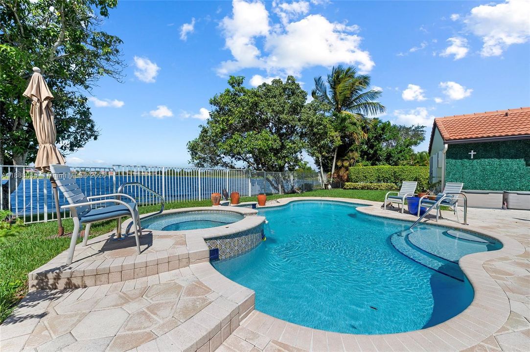 合同活跃: $1,099,000 (4 贝兹, 3 浴室, 2590 平方英尺)