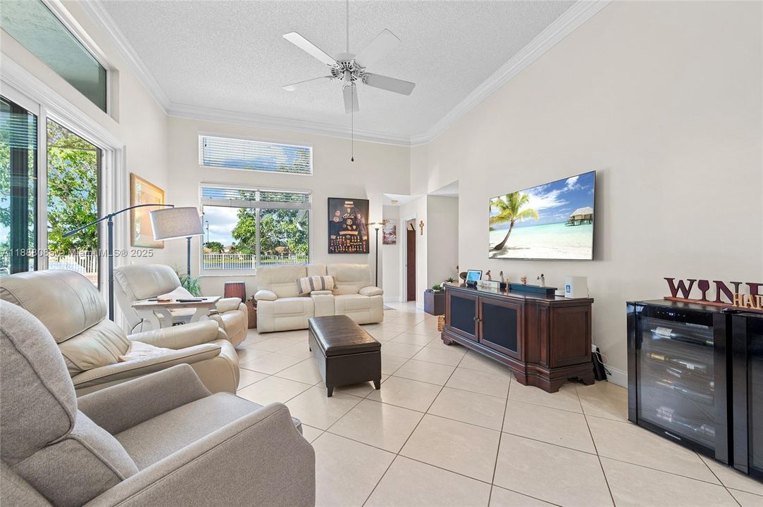 合同活跃: $1,099,000 (4 贝兹, 3 浴室, 2590 平方英尺)