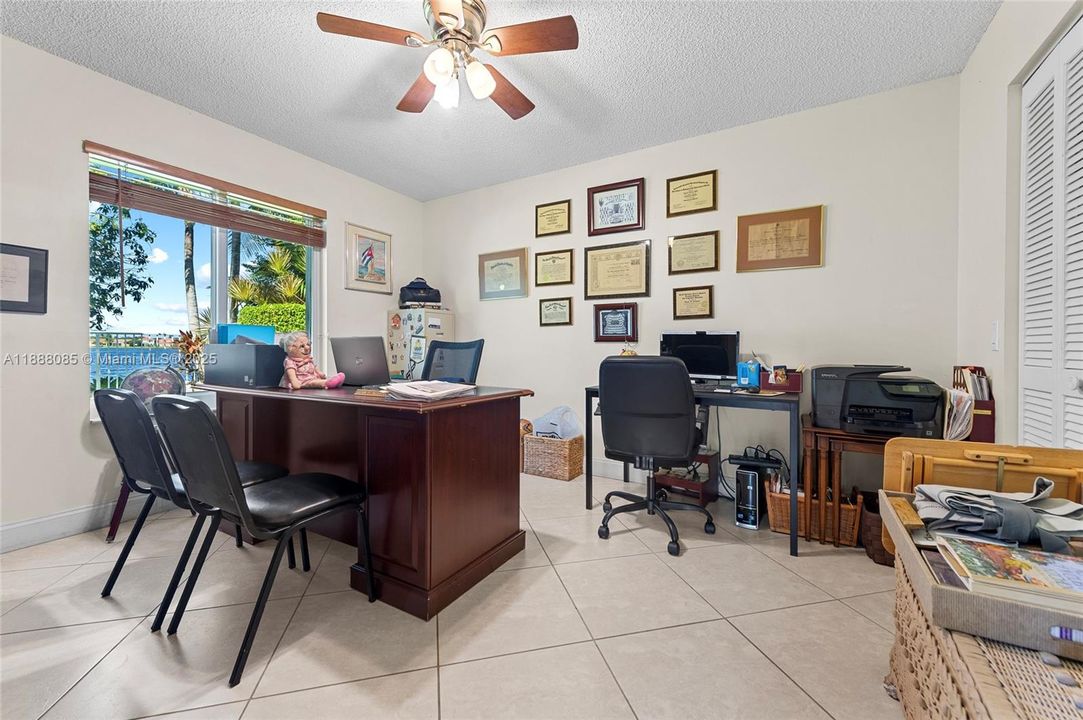 合同活跃: $1,099,000 (4 贝兹, 3 浴室, 2590 平方英尺)