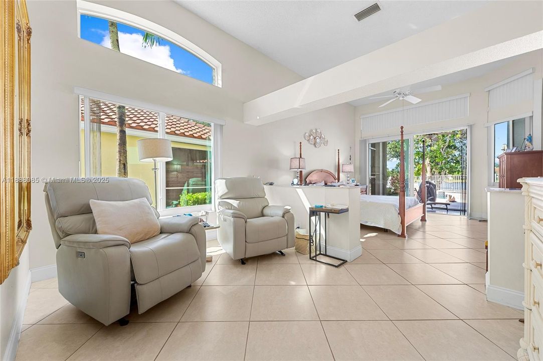 合同活跃: $1,099,000 (4 贝兹, 3 浴室, 2590 平方英尺)