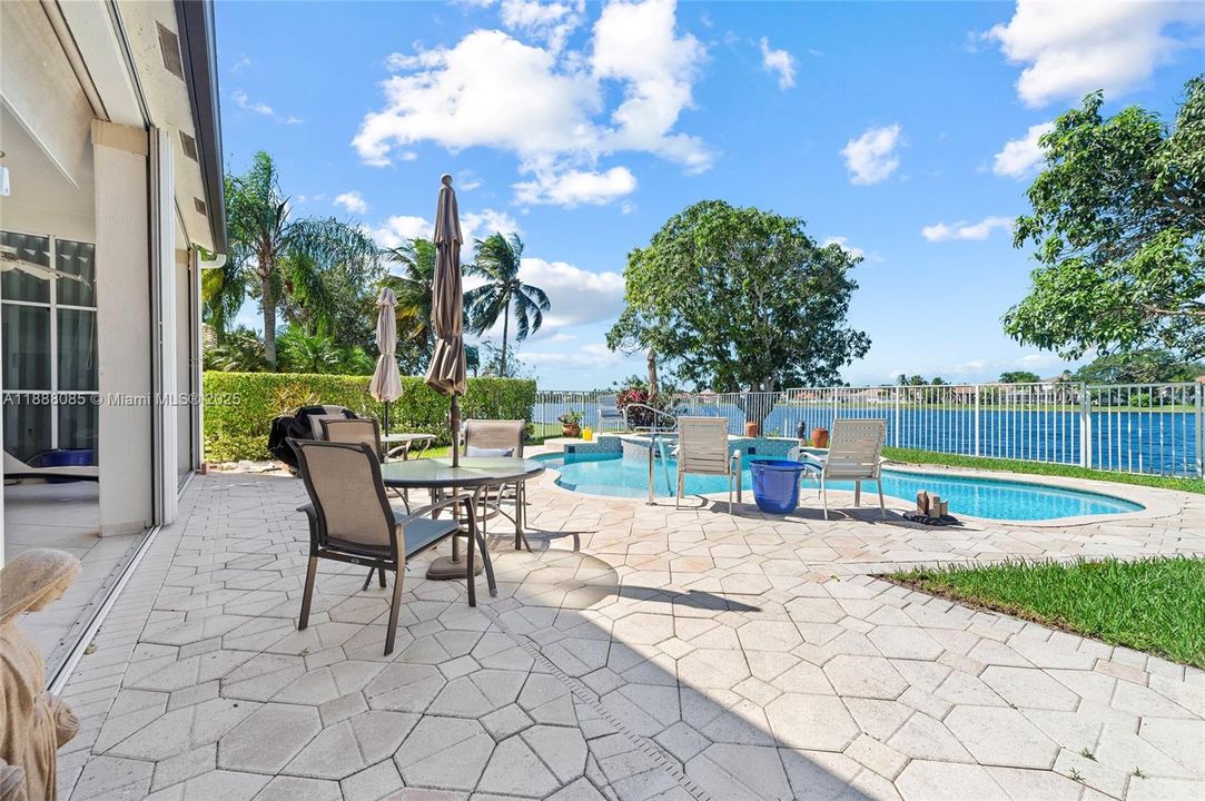 合同活跃: $1,099,000 (4 贝兹, 3 浴室, 2590 平方英尺)